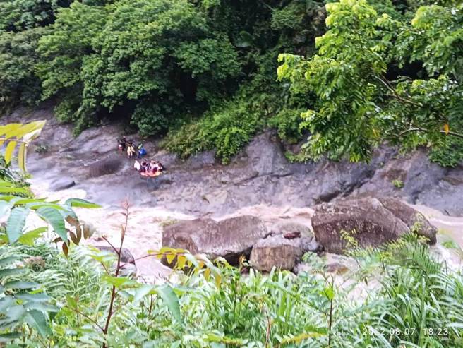 嘉义县消防人员救援葫芦谷受困旅客。（嘉义县消防局提供／廖素慧嘉县传真）