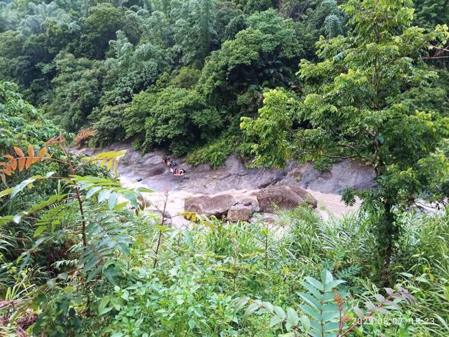 嘉义县消防人员救援葫芦谷受困旅客。（嘉义县消防局提供／廖素慧嘉县传真）