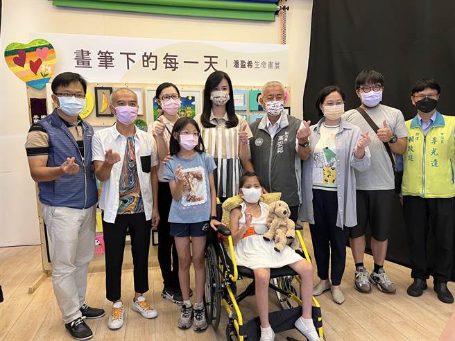 罹患瀰漫性脑干细胞瘤（DIPG）的6岁潘盈希，透过画画纪录生命的一点一滴，7日起在桃园公民会馆举办「画笔下的每一天」生命画展。（蔡依珍摄）