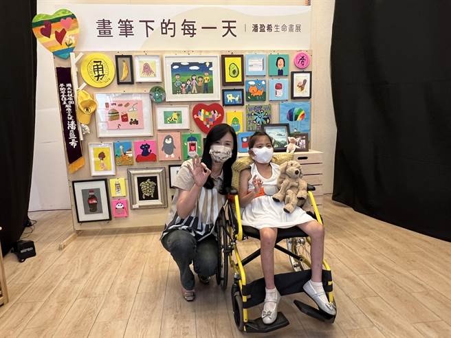 立委万美玲讚咪咪画作色彩鲜艳明亮，充满爱、勇敢和希望。（蔡依珍摄）