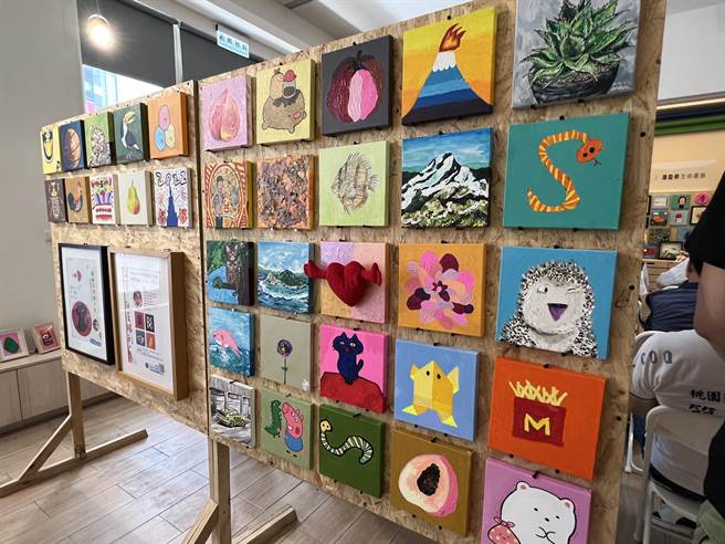 咪咪作品风格多元，用色大胆鲜艳又充满童趣。（蔡依珍摄）