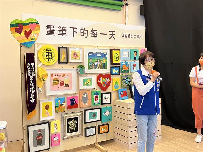 议员黄婉如积极帮忙争取画展场地。（蔡依珍摄）