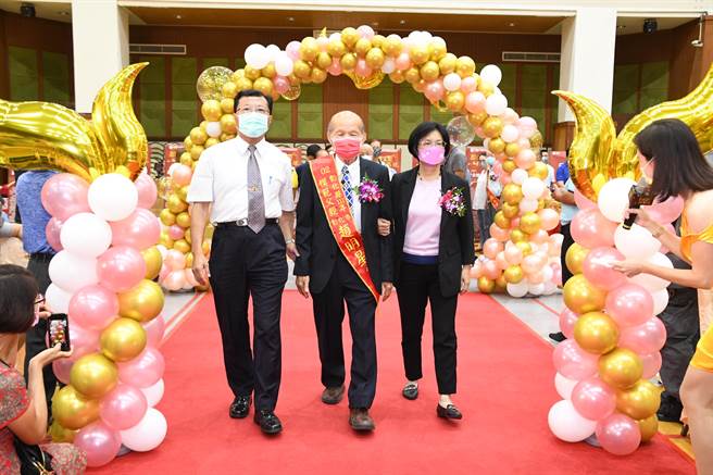 彰化县政府7日表扬全县各乡镇市公所及社团所选出的38位模范父亲，县长王惠美亲自颁奖。（吴敏菁摄）