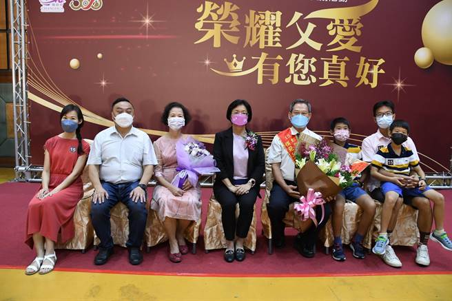 埔盐国中退休的校长纪宝活，曾获师铎奖，还多才多艺，一手好字画，义卖书画作品共2450万元，今年获颁模范父亲。（吴敏菁摄）