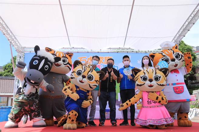 「石虎家族FUN游台中」活动今天在港区艺术中心举行，安排多元表演节目及趣味互动摊位，与大小朋友提前欢度父亲节。（陈淑芬摄）