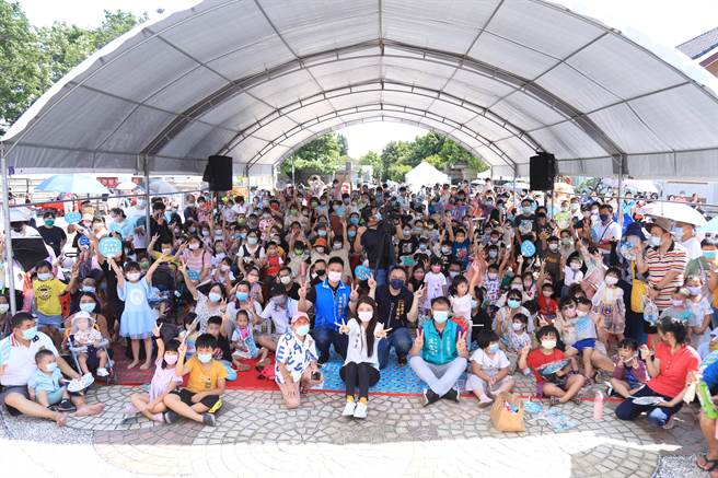 「石虎家族FUN游台中」活动今天在港区艺术中心举行，安排多元表演节目及趣味互动摊位，与大小朋友提前欢度父亲节。（陈淑芬摄）