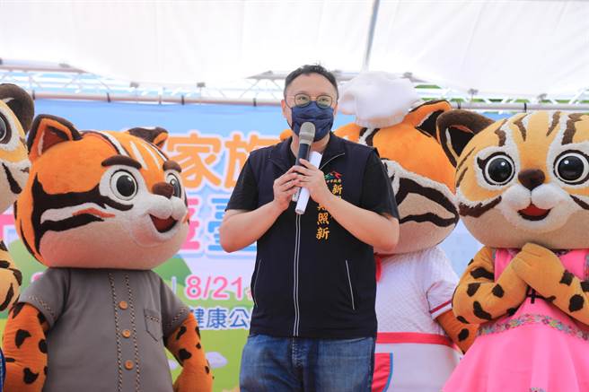 台中市新闻局长郑照新在「石虎家族与欧米马」见面会活动中表示，台中市府积极推动幼儿福利政策、重视海线发展。（陈淑芬摄）
