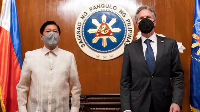 菲律宾总统小马可仕于8月6日在在马拉坎南宫会见了美国国务卿布林肯，承诺菲律宾若遭武装攻击，美国保证出面协防。(图/路透社)