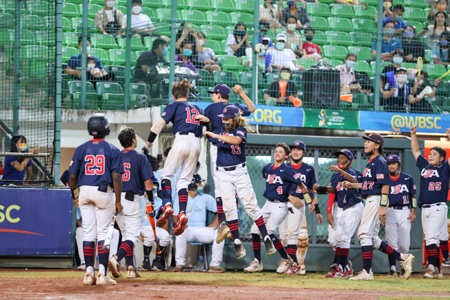 美国队安德森（12号）在冠军战单场双响炮演出，开轰后与队友开心庆贺。（中华棒协提供）