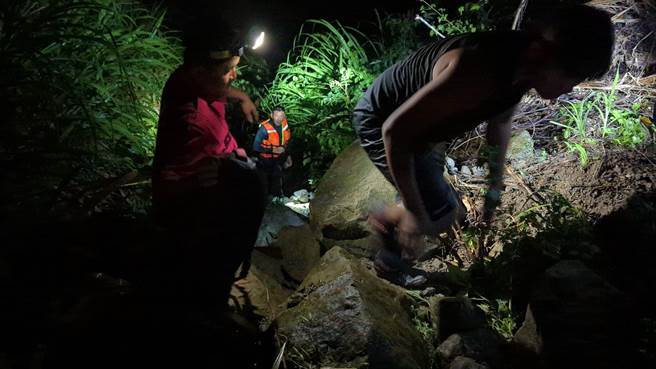 嘉义县消防局晚上搜救所有受困葫芦谷滑水道的游客脱困。（嘉义县消防局提供／廖素慧嘉县传真）