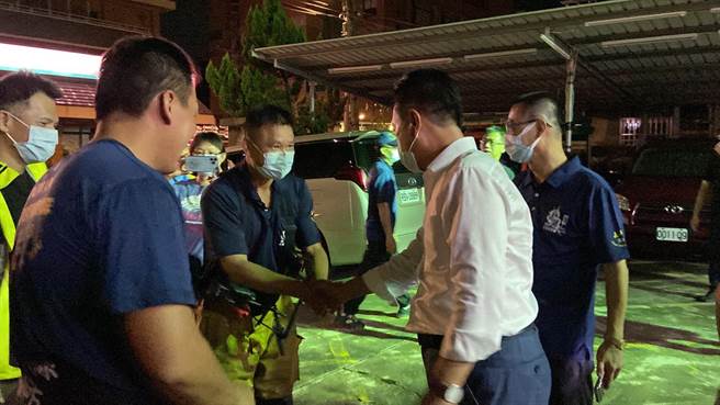 嘉义县长翁章梁慰问搜救人员辛劳。（嘉义县消防局提供／廖素慧嘉县传真）