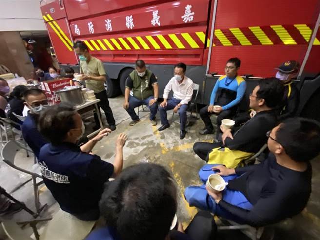 嘉义县长翁章梁讚扬搜救人员是英雄。（嘉义县消防局提供／廖素慧嘉县传真）