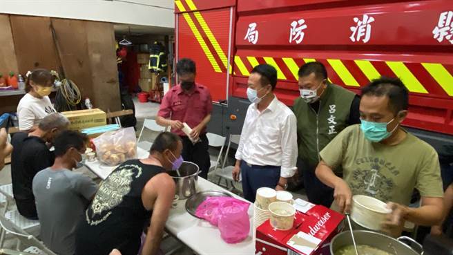 嘉义县长翁章梁提供热食温暖脱困游客的心。（嘉义县消防局提供／廖素慧嘉县传真）