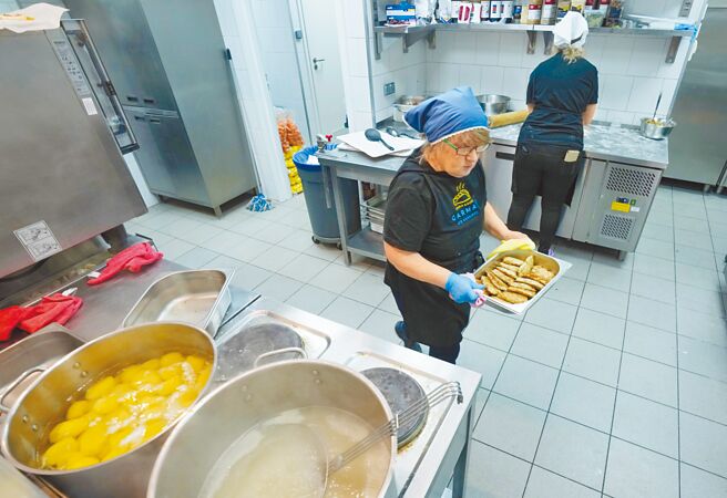 乌克兰移工返乡作战图╱美联社