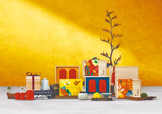 王德传茶庄2022中秋以「茶汤映月，月映荷光」为题，精选台湾知名乌龙茶品，推出三款礼盒，共八种组合选择。图／王德传提供