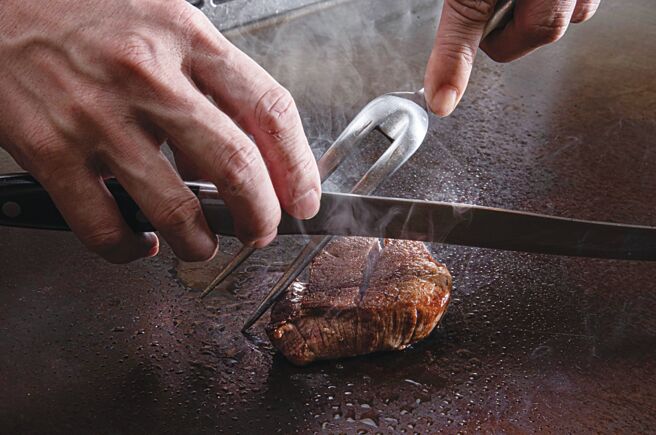 山里桃花林雙廳通用券，1,900元可享主廚精選套餐五選一，品嘗星級鐵板燒細膩流暢的料理演繹，沉醉五感極致享受。圖／大倉久和大飯店提供