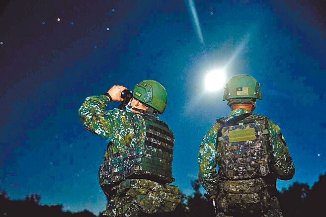 金门、烈屿及北碇等地区，近日发现无人机进入禁限制水域上空，陆军金门防卫指挥部持续依标准作业程序，以信号弹警示，并保持监控及高度警戒。（军闻社）