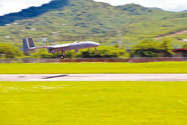 共军包围台海军演第3天，「锐鸢无人机」从恒春机场起飞侦搜3小时。（谢佳潾摄）