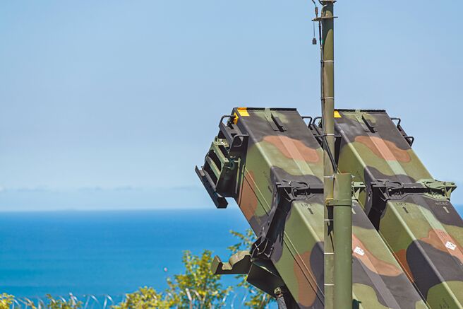 空军防空飞弹部队6日持续运用爱国者三型飞弹防空雷达追监，严密监控敌情。（军闻社）