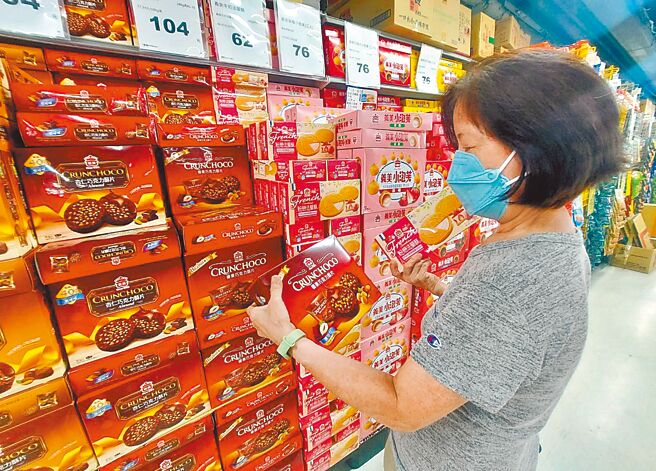 产地标示遭大陆叩关，经部将找公协会了解协助。图为民眾在卖场上选购食品。（本报资料照片）