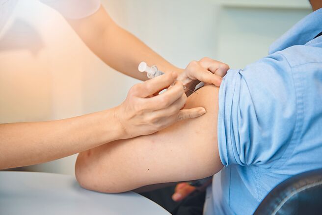 感染科医师建议，50岁以上族群可接种带状疱疹疫苗，可达7成～9成的保护力。（本报资料照片）