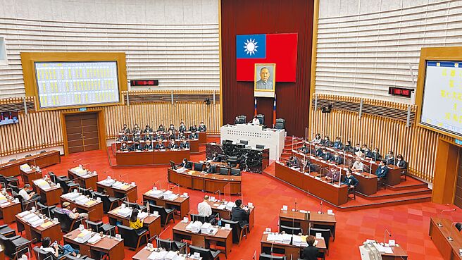 高雄市总人口下跌，议员席次推估将减1席，剩下65席，蓝绿要单独过半恐有难度。图为议会开议画面。（本报资料照片）