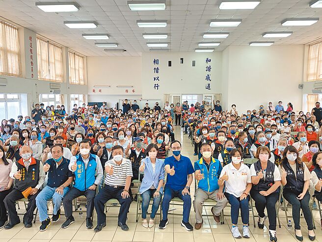 国民党主席朱立伦（前排右五）与嘉义县长参选人王育敏（前排右六）营造大团结气势。（廖素慧摄）