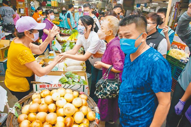 民眾黨新竹市長參選人高虹安（右三）6日在柯媽（右二）陪同下至新竹大菜市拜票，她質疑沈慧虹的學校用地政策是選舉支票。（民眾黨提供／陳育賢新竹傳真）