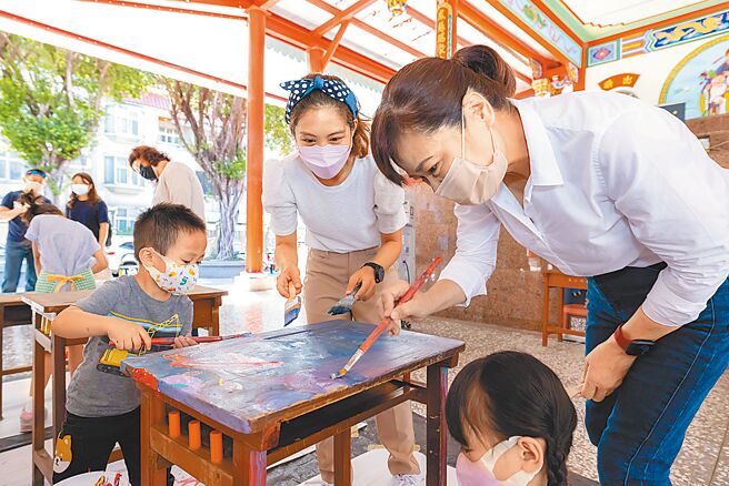 民進黨新竹市長參選人沈慧虹（右）6日參加課桌椅再生手作課程時，猛批高虹安沒有行政經驗，只會提問。（民進黨提供／陳育賢新竹傳真）