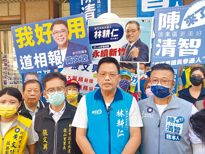 國民黨新竹市長參選人林耕仁6日炮轟市府，指將軍村修復工程的廠商對於修復古蹟是零經驗，批市府說謊。（林耕仁提供／陳育賢新竹傳真）