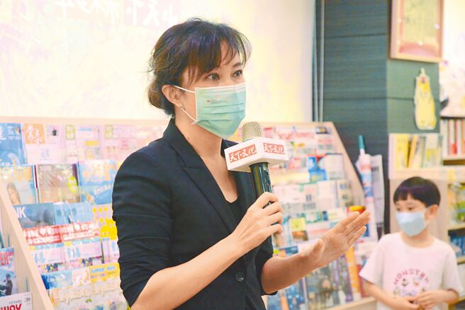 前总统府发言人Kolas Yotaka写新书《爱是一条线》，与花莲读者签书分享。（王志伟摄）