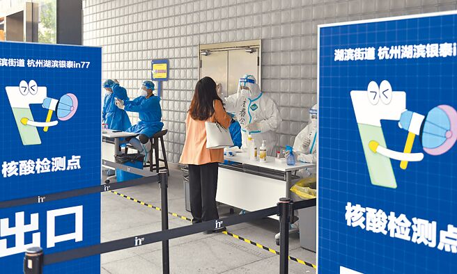 浙江义乌7月底首发现新冠病毒Omicron BA.5.2变异株本土疫情，短短6天之内就出现了五代病例。资料图为杭州医护人员为市民进行核酸採样。（新华社）