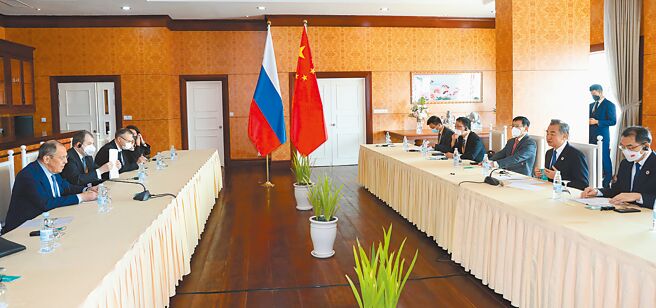 中国外长王毅5日在金边出席东亚合作系列外长会期间，应约会见俄罗斯外长拉夫罗夫。（中新社）