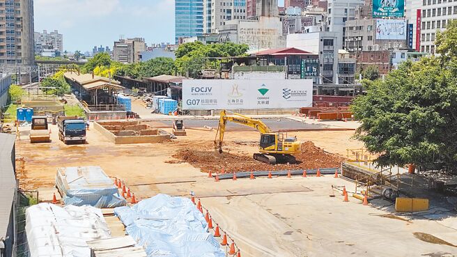 桃园火车站前2020年被发现清代铁道遗构，工程为此停工，不过日前桃园市考古遗址审议会决议可採其他方式保存，为此工程已经继续进行。（赖佑维摄）