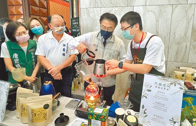 台南市長黃偉哲（右二）出席在安平舉行的東山咖啡市集，煮咖啡挺業者。（洪榮志攝）