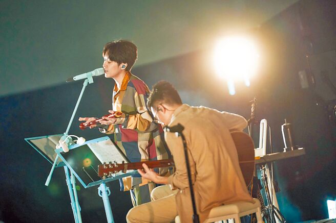 吴青峰（左）昨在于高雄卫武营献唱多首新歌。（环球音乐提供）