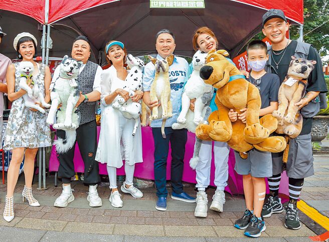唐玲（左起）、董至成、向娃、趙正平、徐小可、白吉勝等人昨開心出席毛小孩公益活動。（粘耿豪攝）