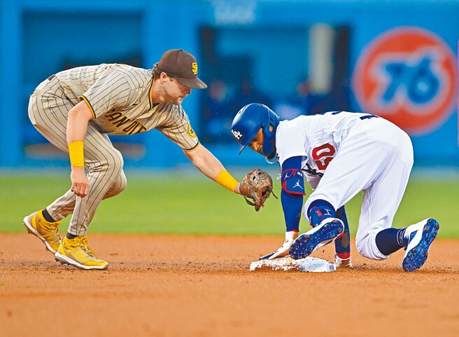 道奇开路先锋贝兹（右）1局下率先敲出二垒安打。（路透）