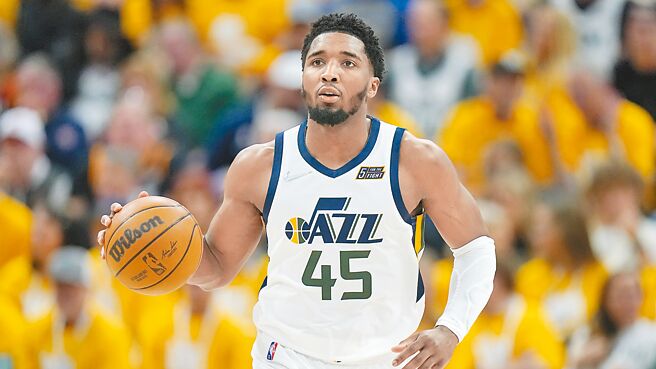 《HoopsHype》記者史柯托昨爆料，湖人想與爵士、尼克討論3方交易。韋斯布魯克與米契爾（見圖）可能將會換新東家。（美聯社）