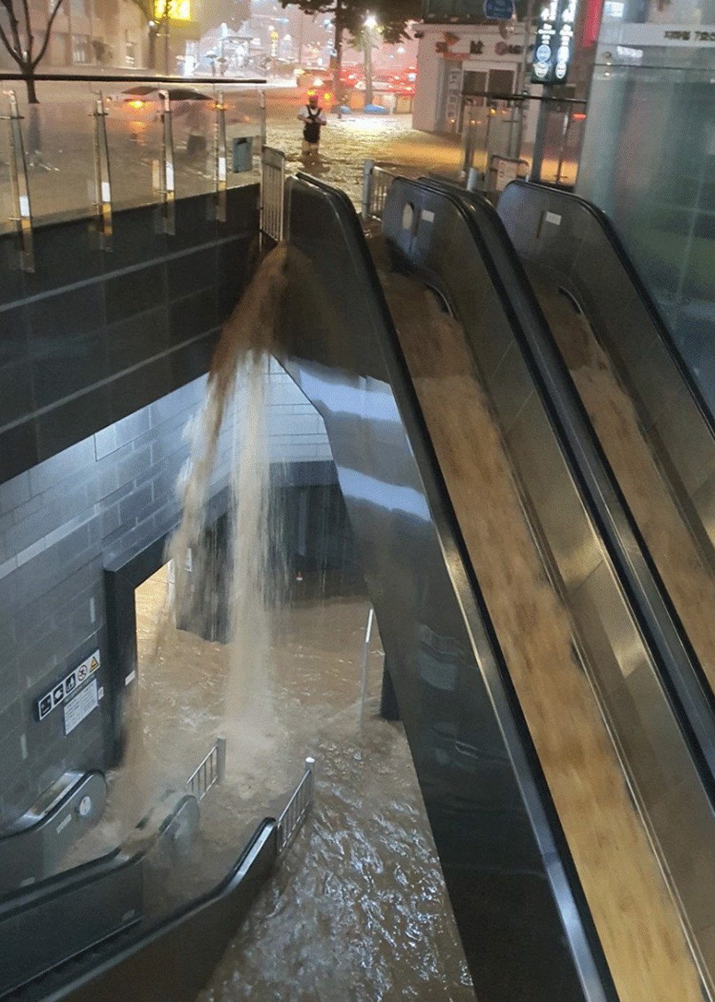 水淹地鐵站電扶梯入口變瀑布。(圖/翻攝 社群網站Theqoo)