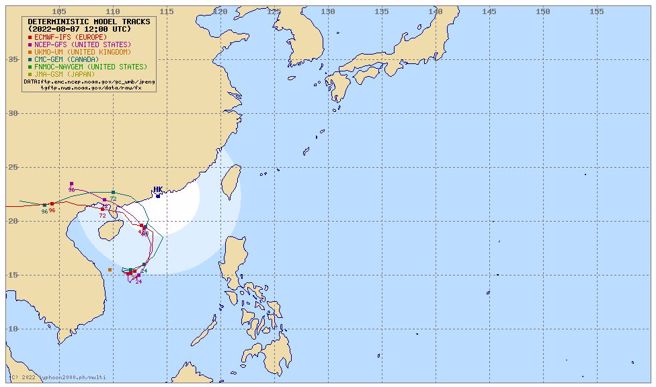 各國最新模式模擬，南海的低氣壓最快今天增強為第7號颱風「木蘭」，路徑往北朝海南島、廣西前進。(翻攝自typhoon2000)
