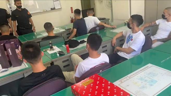 警方带回斗殴滋事者回派出所调查。（读者提供／程炳璋台南传真）