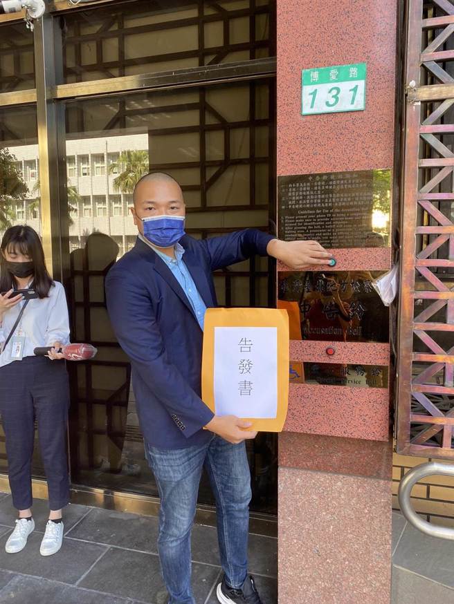 台北市議員參選人楊植斗告發陳時中競選團隊賄選。（林偉信攝）