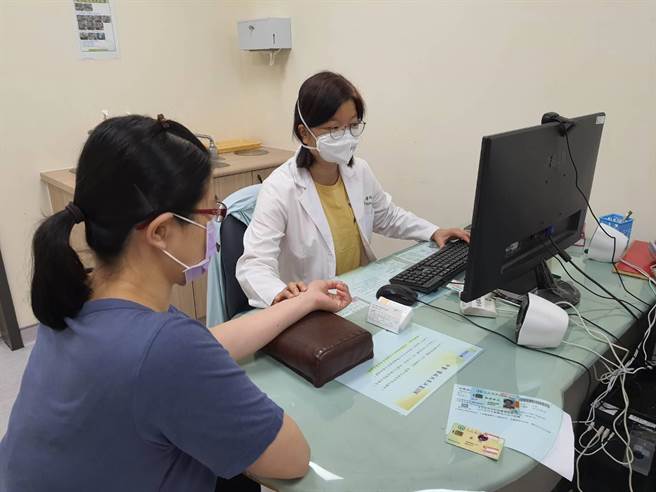 大里仁爱医院中医科医师周玮玲指出，经听林小姐述说事件经过，再针对其中医四诊收集的资料合参，诊断其为痰湿重体质。 （仁爱医院提供／冯惠宜台中传真）