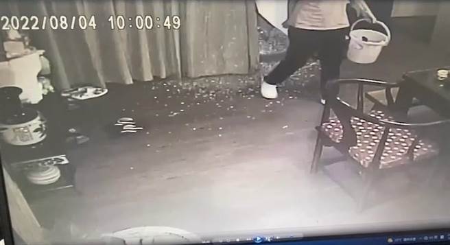 李女打破玻璃门进入前男友住处，并往画面左上角打算破门。（翻摄画面）