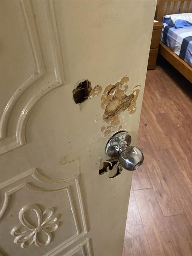 锺男住处的房门遭榔头破坏，吓得他赶紧报警。（翻摄画面）