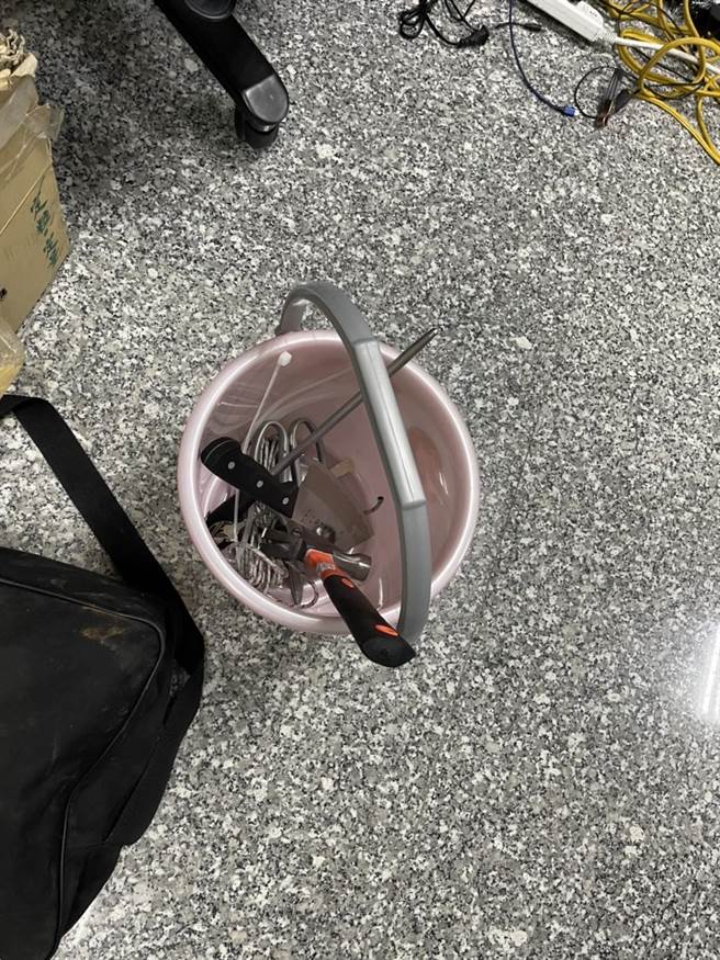 李女拿出榔头、菜刀等凶器到前男友家中理论。（翻摄画面）