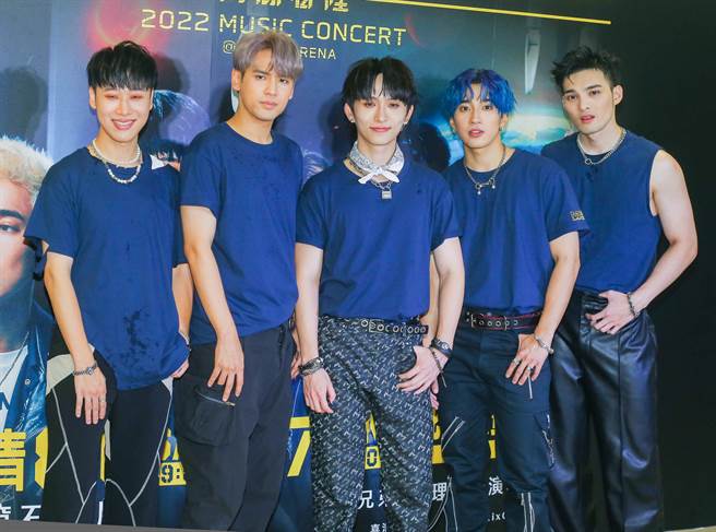 五坚情昨晚举办演唱会庆功宴。（粘耿豪摄）