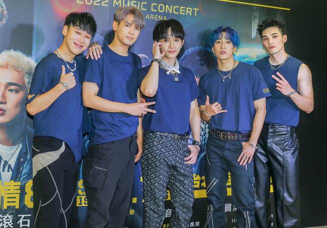 五坚情昨晚举办演唱会庆功宴。（粘耿豪摄）