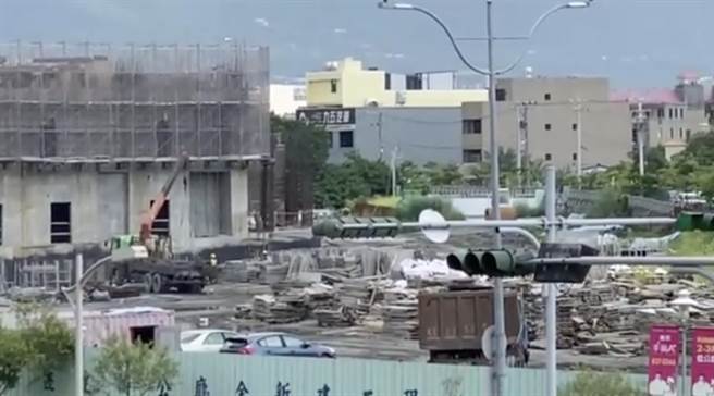 王姓窃贼日前趁着深夜闯入地检署工地，偷走约60公尺的电缆线，检警调查随即掌握住在南投草屯的33岁王男与28岁的黄姓男子涉有重嫌。（民眾提供／吴建辉彰化传真）